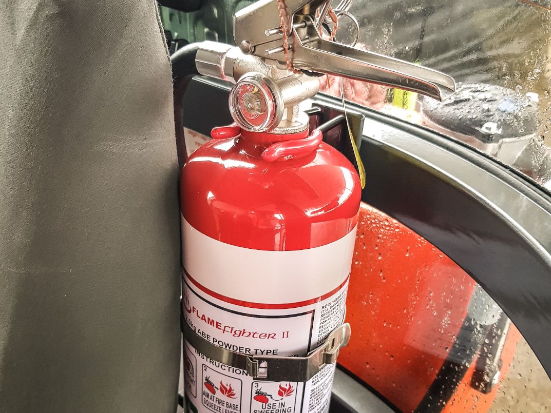 Fire Extinguisher with Bracket - Neilo Equipment